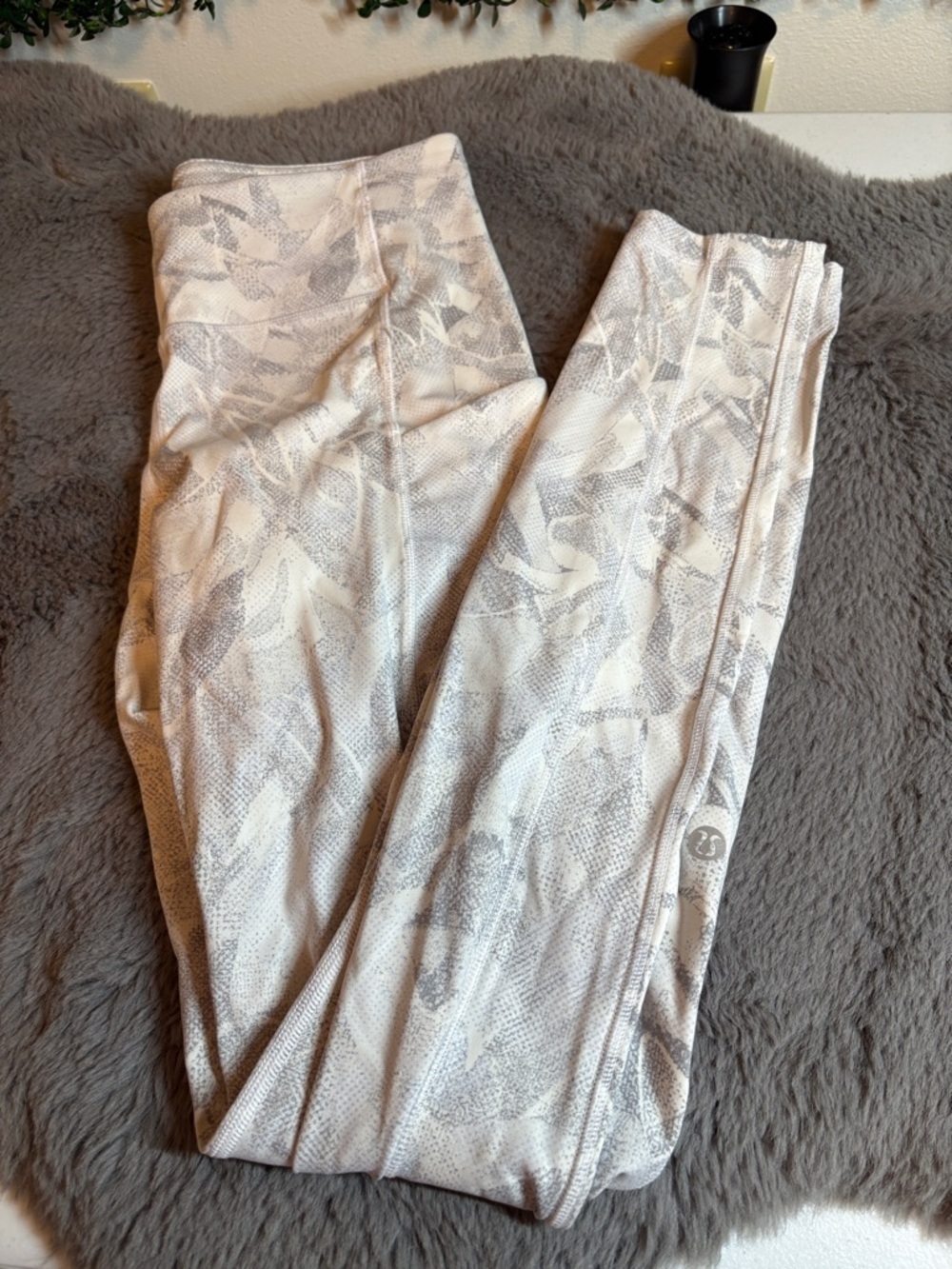 lululemon athletica White & Light Gray Patterned Leggings Size 4